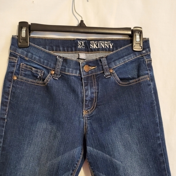 💥 NEW YORK & COMPANY SKINNY JEANS - Picture 2 of 5